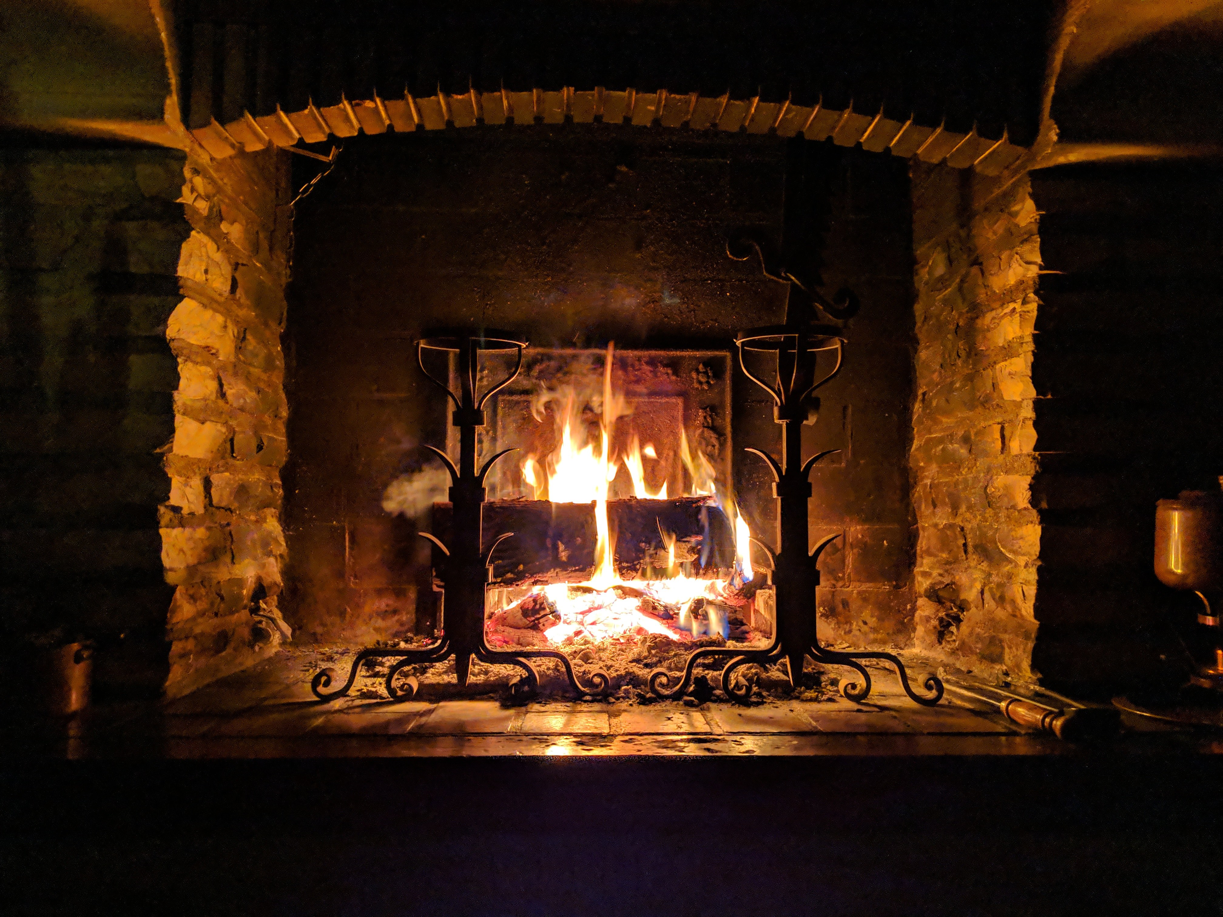 Winter evenings by the fireplace: how to make it cosy and safe
